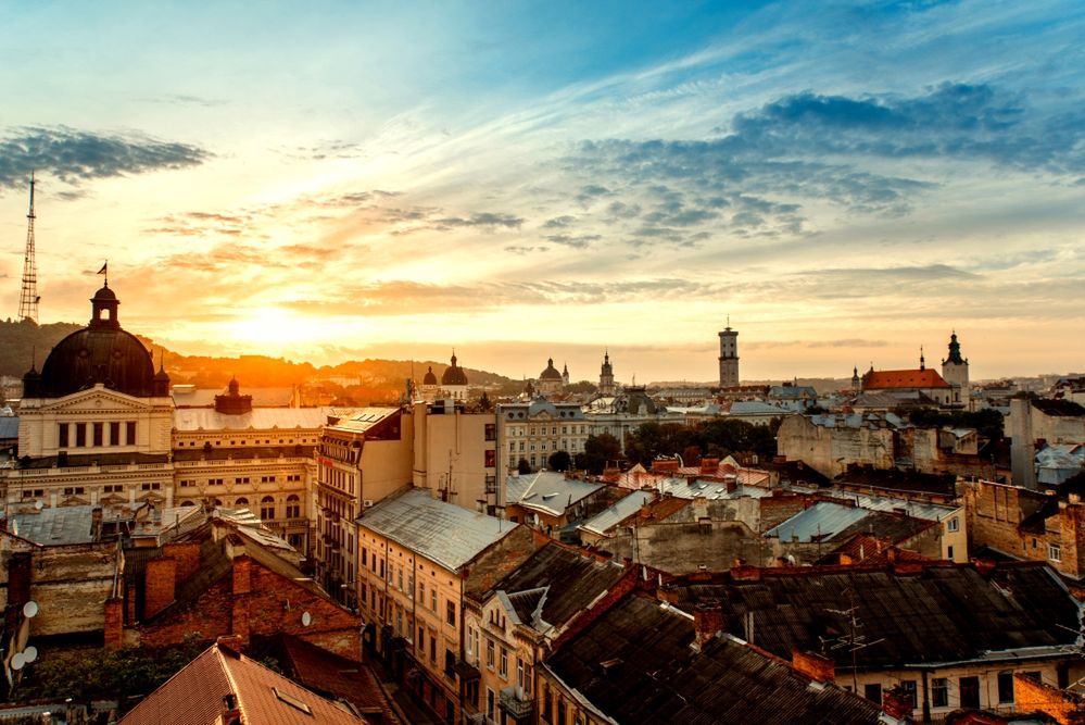 Jest blisko i tanio. Polacy szturmują Lwów