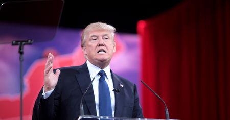 Donald Trump znowu blokuje chińskie firmy. Huawei odpowiada
