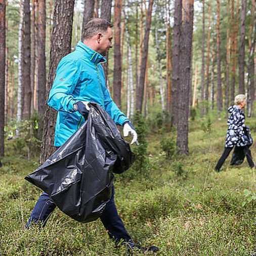 Andrzej Duda sprząta las