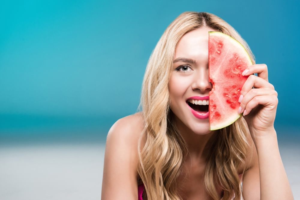 Latem warto postawić na lekki makijaż podkreślający naturalne piękno