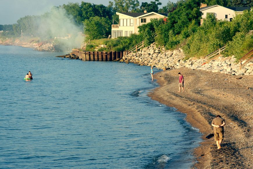 Zdrowe lato - spacerowicze na plaży 