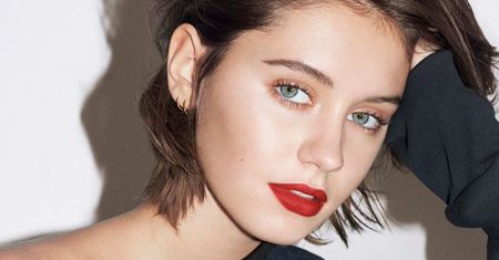 Iris Law: nowa twarz Burberry wychowana w luksusie