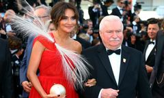 Lech Wałęsa godnie powitany na festiwalu w Cannes. Internauci dostrzegają różnicę