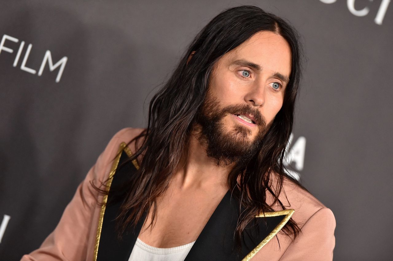 Z chuderlaka w górę mięśni. Jared Leto nie próżnował na siłowni