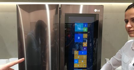 IFA 2016: Inteligentna lodówka z wbudowanym wielkim tabletem z Windows 10