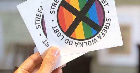 "Strefa wolna od LGBT". Sakiewicz broni się ws. naklejek