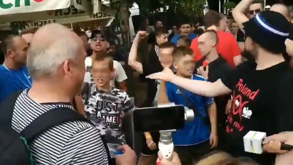 Dzieci wśród kontrmanifestantów Marszu Równości w Płocku. Pedagodzy są wstrząśnięci filmem.