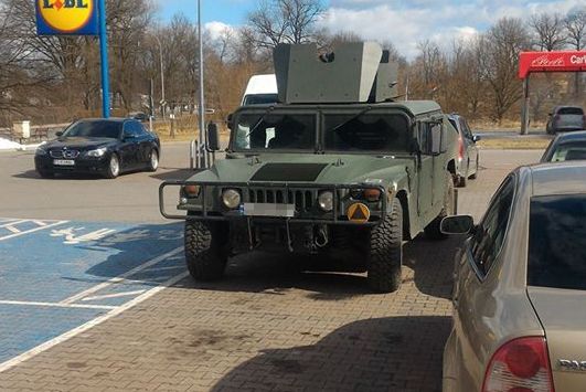 Nawet żołnierze jeżdżą na zakupy. Wojskowym Humvee zaparkowany pod dyskontem