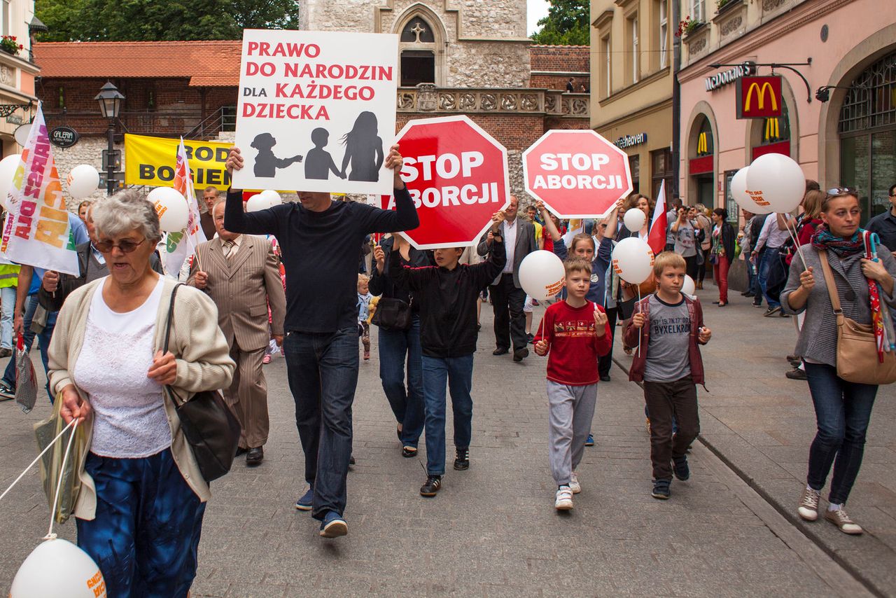 Działacz ruchu pro-life pokazuje rączkę dziecka. Przekonuje, że walczyło z aborcją