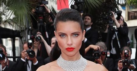 Adriana Lima w sukni ślubnej na festiwalu w Cannes