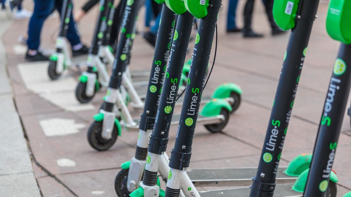 Rosja próbuje uregulować przepisy dotyczące elektrycznych hulajnóg.