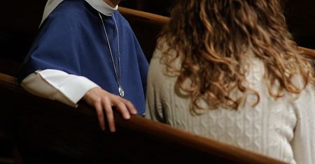 Mieszkała u zakonnic. "Brama zamykana o 21, modlitwy o 'uzdrowienie gejów' i 'dobrego męża'"