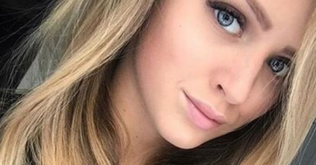 Pola Lis. Córka Kingi Rusin i Tomasza Lisa wygina się do zdjęcia