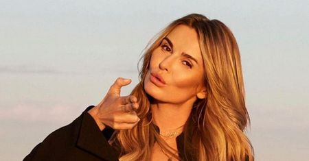 Długa suknia, ale całe udo widoczne. Hanna Lis prowokuje na imprezie