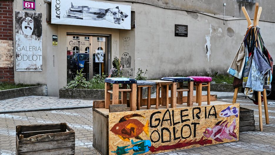 "Galeria Odlot" w Łodzi. W tle tablica Marka Rosiaka 