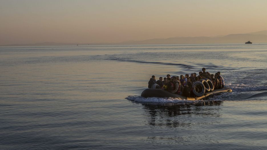 Na pontonach i łodziach uchodźcy i migranci próbują przedostać się do Europy