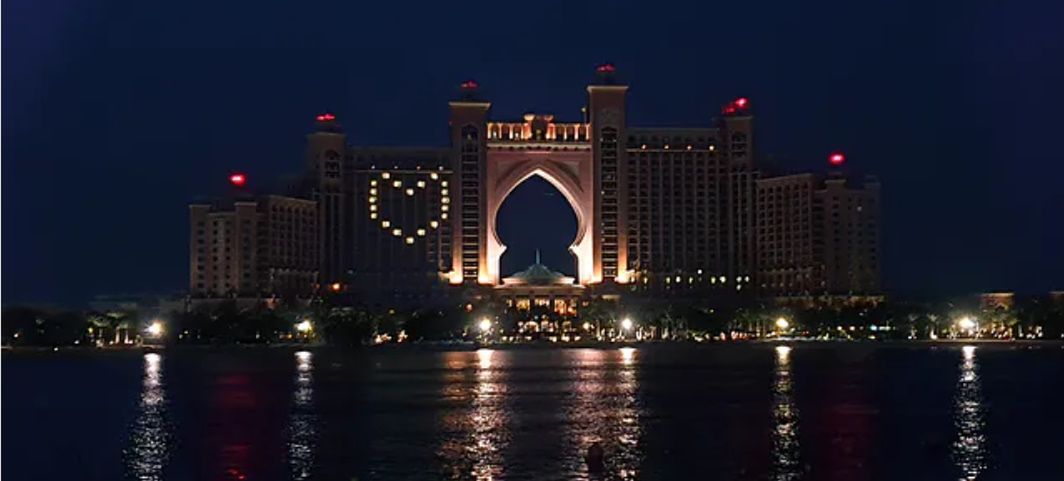 Dubaj jest położony na południowym wybrzeżu Zatoki Perskiej. Jest największym miastem w Zjednoczonych Emiratach Arabskich