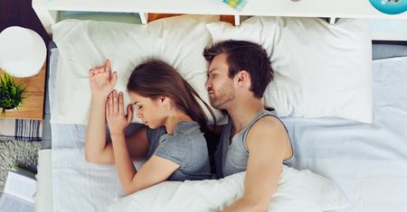 18 wskazówek, jak spać jak aniołek. Nawet w upalną noc