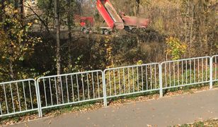 Warszawa. Nielegalne wysypisko śmieci przy Kampinoskim Parku Narodowym