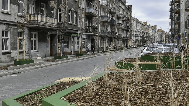 Policja uznała, że drewniane elementy, zamontowane w ramach projektu Grow Green na Daszyńskiego, powinny zniknąć ze względów bezpieczeństwa.