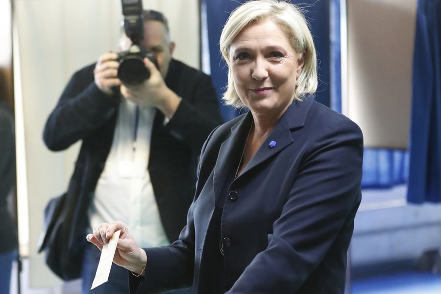 Marine Le Pen znów na czele. Macron straszy powtórką z Hitlera