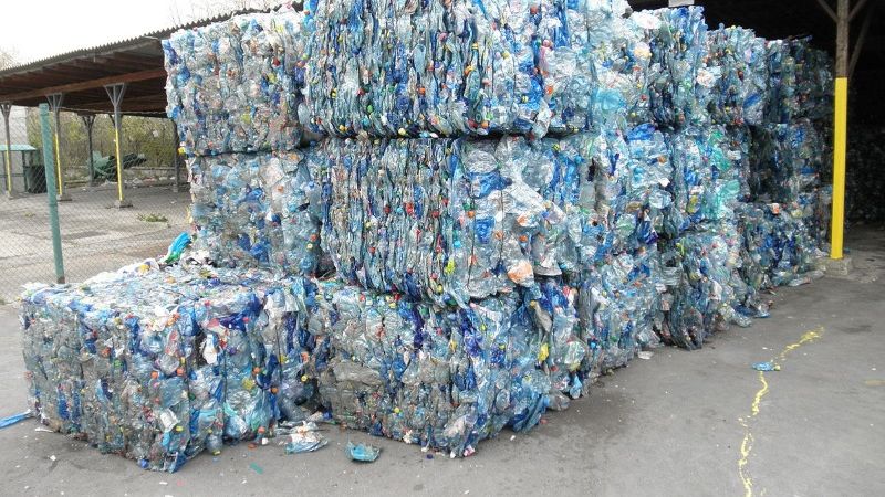 W Warszawie chcą zachęcać do recyklingu biletami do kina. Rząd kaucją na butelki.
