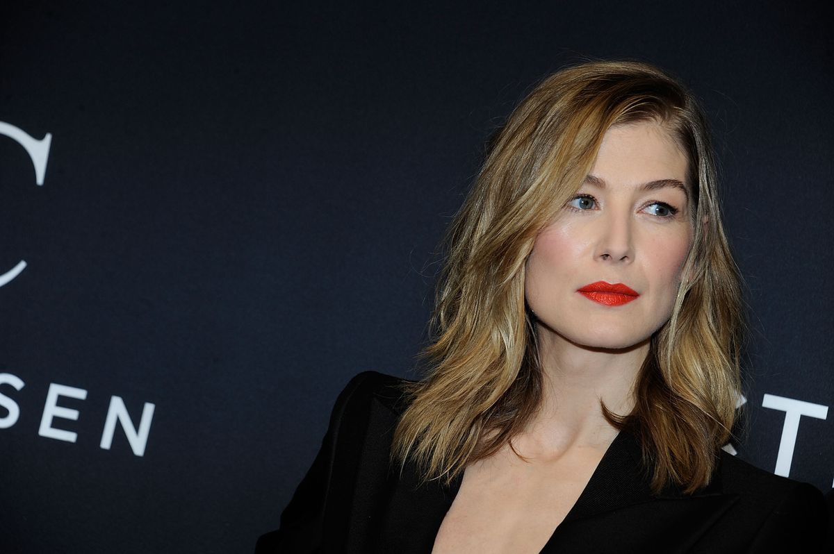 Rosamund Pike jako Maria Curie-Skłodowska. Pierwsze zdjęcie z "Radioactive"