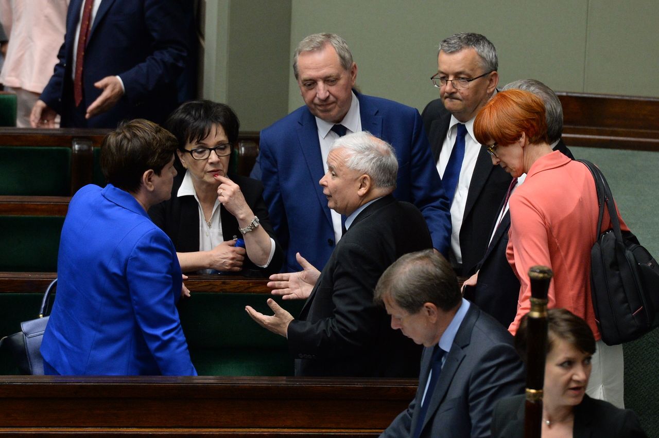 Wyborcy PiS powiedzieli, co myślą o nagrodach. To nie są dobre wieści