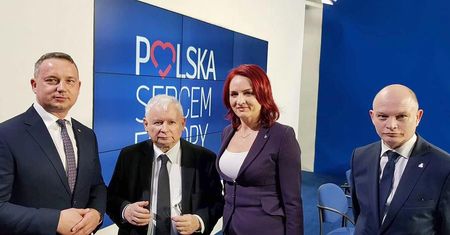 Zamknięta narada w PiS. Poseł pokazał zdjęcia