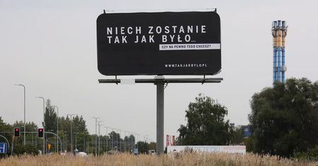 Tomasz Janik: Filozoficzne billboardy i filmowe żale, czyli nowy poziom komunikacji w walce o sądy