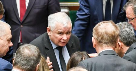 PiS przegrywa z KE. Ale dostanie tyle samo mandatów
