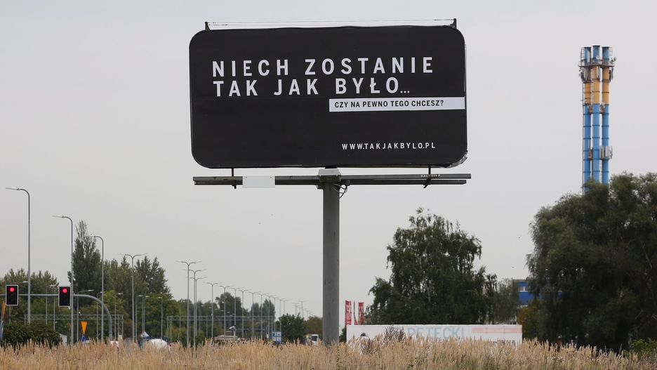 Billboard z napisem „Niech zostanie tak jak było. .." przy alei Wojska Polskiego w Kaliszu.