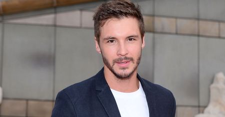 Mikołaj Roznerski pokazał się z piękną siostrą na jej ślubie. Rodzeństwo jak z obrazka