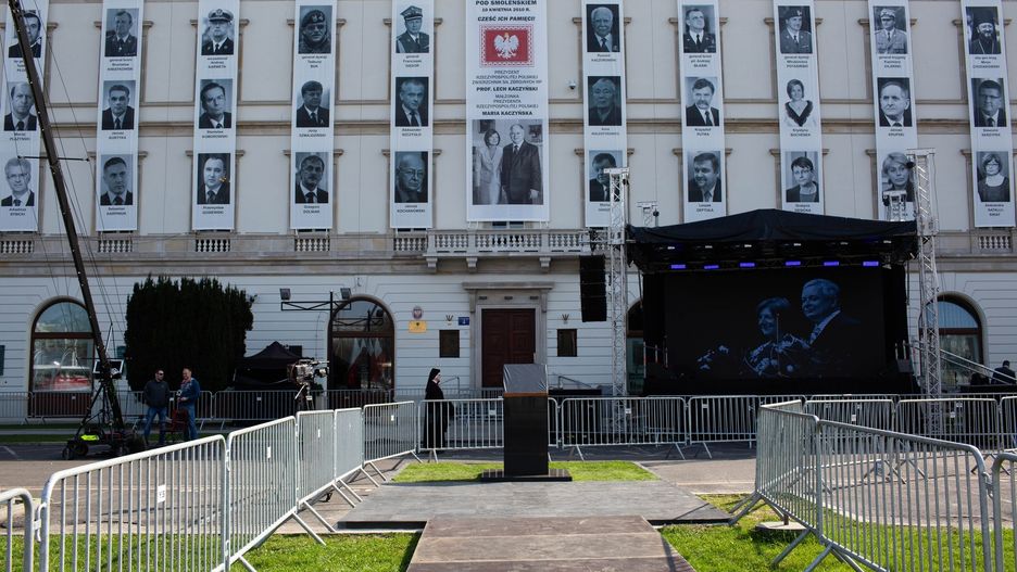 Postument pod pomnik Lecha Kaczyńskiego przy Placu Piłsudskiego w Warszawie