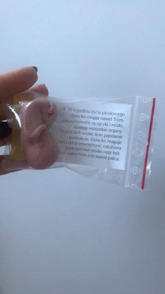 Figurka rozdana na lekcji religii 