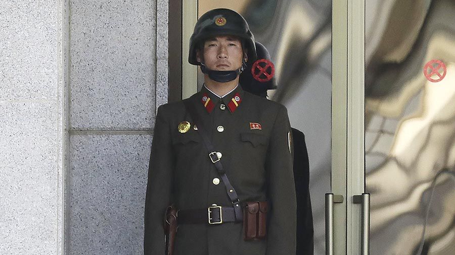 Żołnierz armii Korei Płn. w strefie zdemilitaryzowanej w Panmunjom