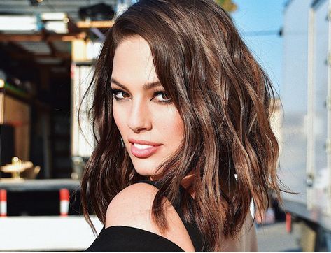 Ashley Graham pozuje w czerwonym bikini. Co za kształty!