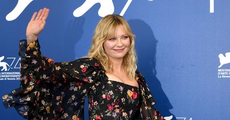 Kirsten Dunst pół roku po porodzie. Pozuje w czarnym kostiumie i szortach