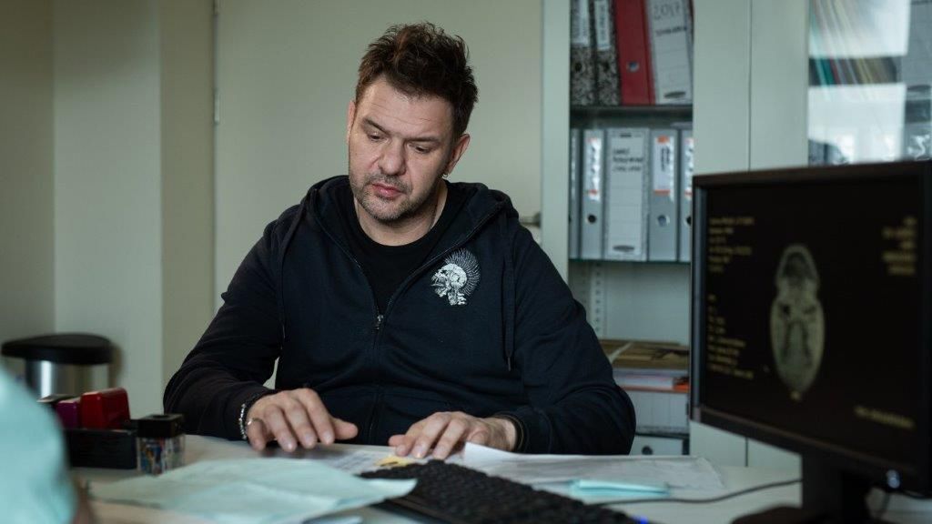 Kadr z serialu "39 i pół tygodnia. Na zdjęciu Tomasz Karolak 