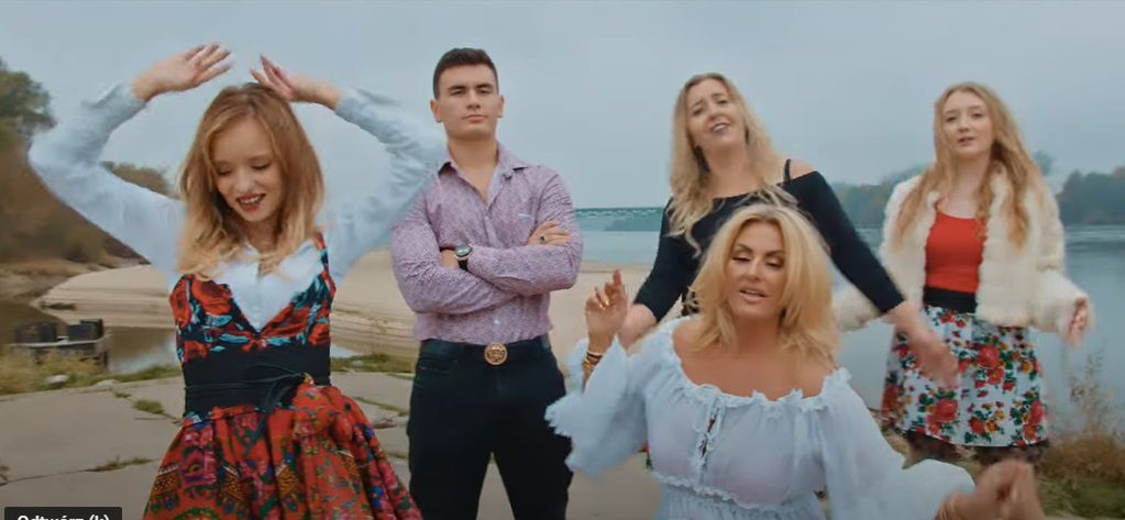 Dagmara Kaźmierska i Conan w teledysku disco-polo