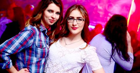Koszula w kratkę, brzuszek i markowe sneakersy, czyli moda na imprezach disco polo
