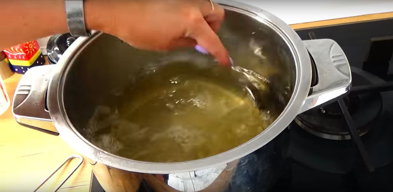 Przygotowanie zalewy do ogórków - Pyszności; Foto kadr z materiału na kanale YouTube Swojskie jedzonko