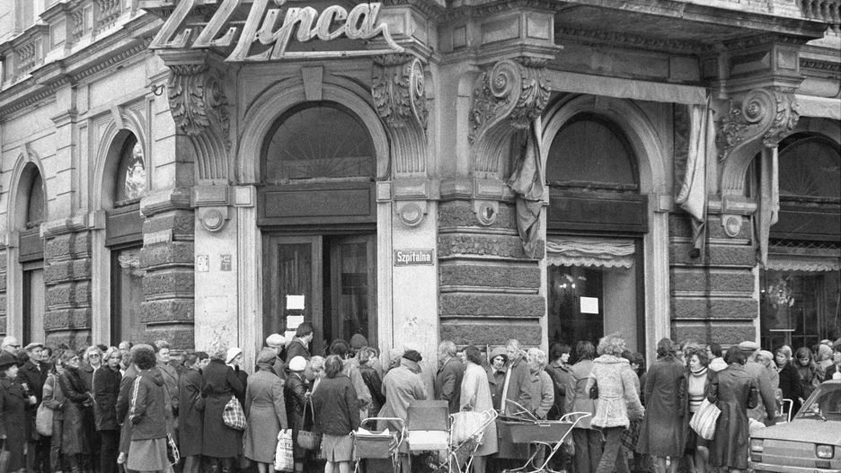 Warszawa, 08.11.1982 r. Dwie kolejki po słodycze pod sklepem "Wedla". Ta dla uprzywilejowanych (z prawej strony) jest dłuższa od tej zwykłej. 
