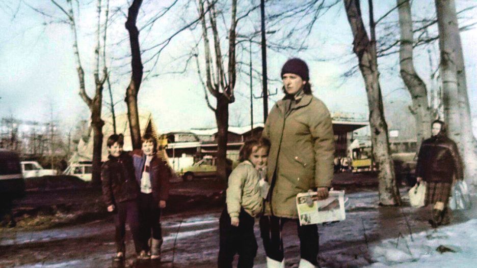 Zimą w PRL-u mieszczuchy wykorzystywały każdą zamarzniętą kałużę i robiły z niej przednią ślizgawkę