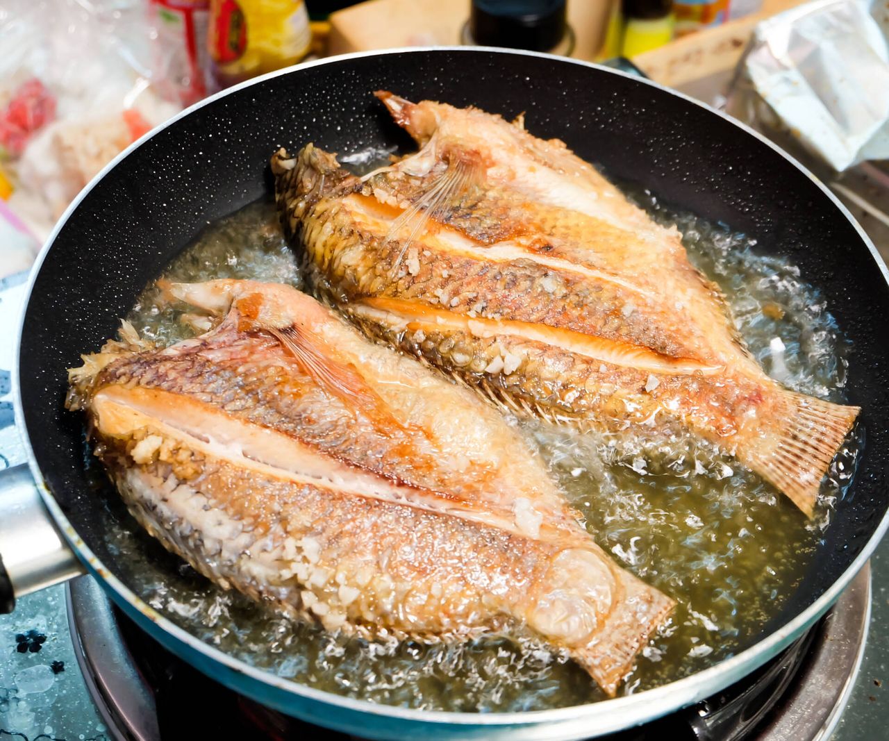Najgorszy możliwy olej do smażenia ryb - Pyszności; Foto: Canva