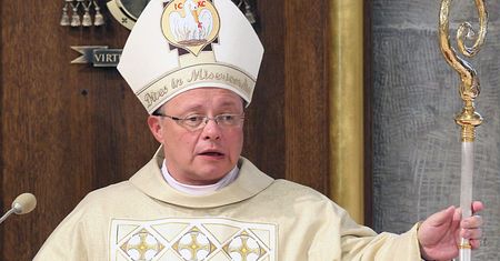 Mieszkańcy mają dość biskupa. Ceny zwalają z nóg. "Trzeba się zapożyczać, żeby pochować bliskich"