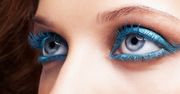 Błękit w makijażu. Jesteś gotowa na wyraziste oczy? Poznaj najgorętszy hit tego sezonu