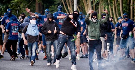 Piłkarscy ultrasi: między neofaszyzmem a pomocą uchodźcom