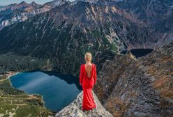 Kobieta w czerwieni zachwyca w Tatrach. Te zdjęcia wyglądają nierealnie