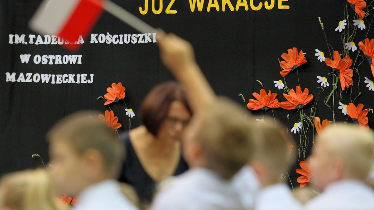 Nowa moda w Polsce - prezent na zakończenie roku szkolnego. NA zdj. SP nr 1 w Ostrowi Mazowieckiej (2018 r.)